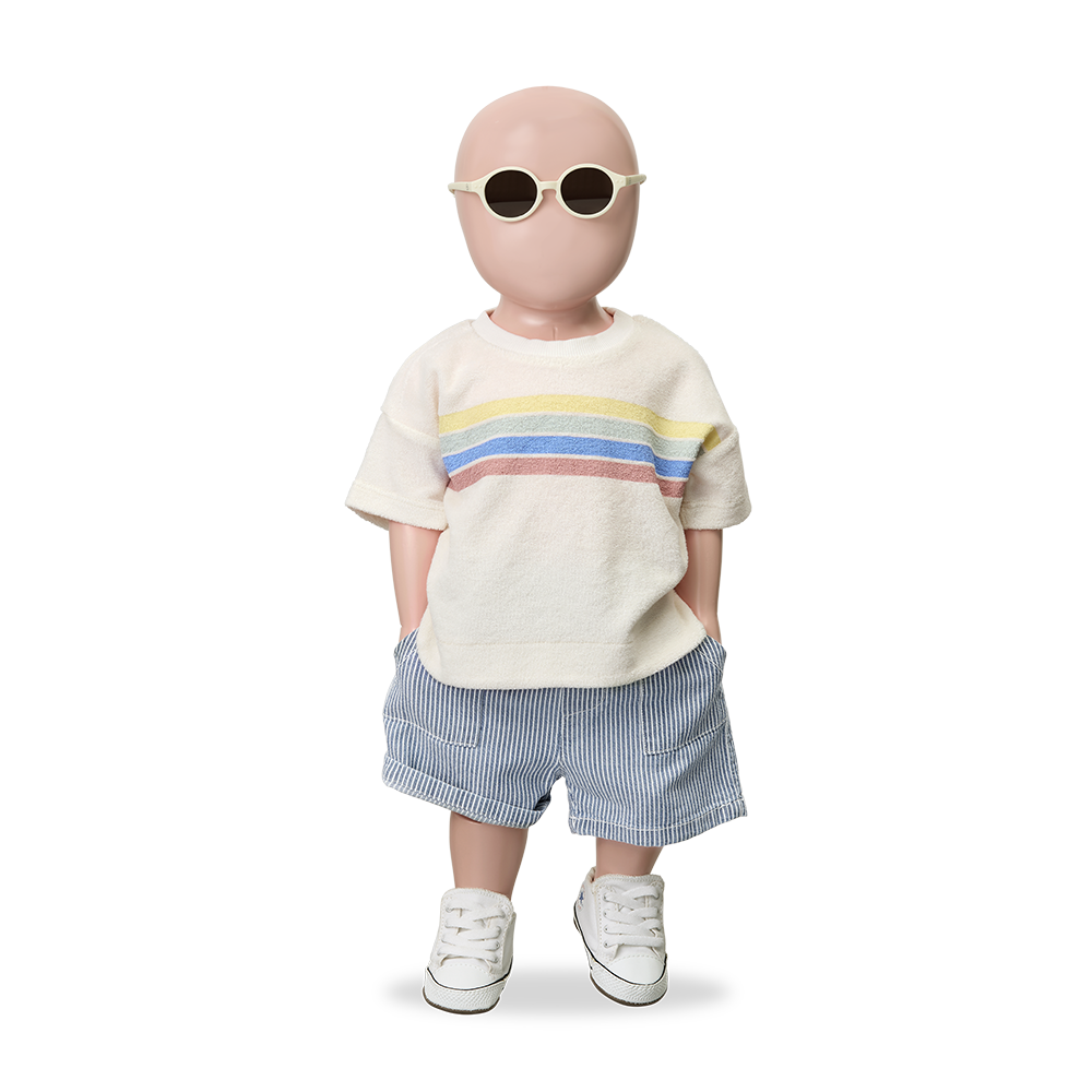 1+ in the family Alocs off-white getragen von einer Puppe, kombiniert mit der Shorts Andratx, Ansicht von vorne