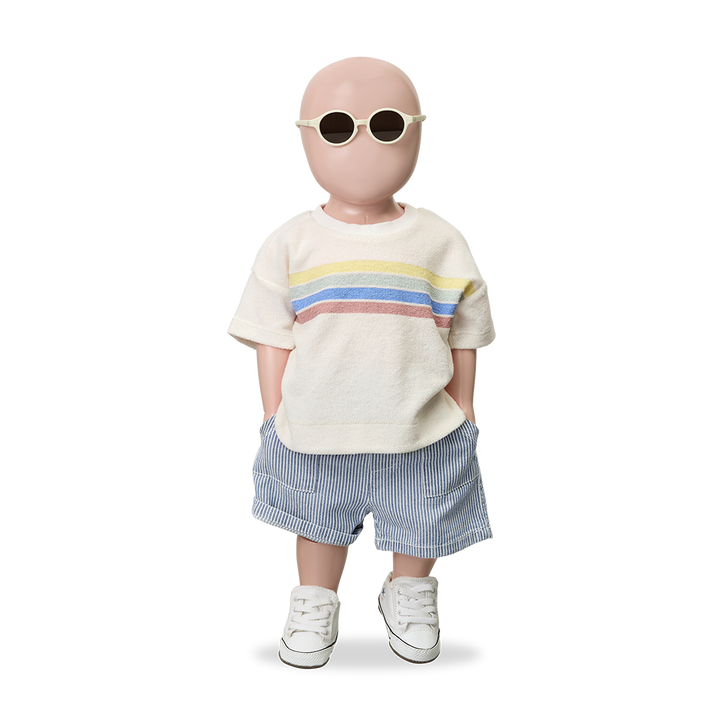 1+ in the family Alocs off-white getragen von einer Puppe, kombiniert mit der Shorts Andratx, Ansicht von vorne