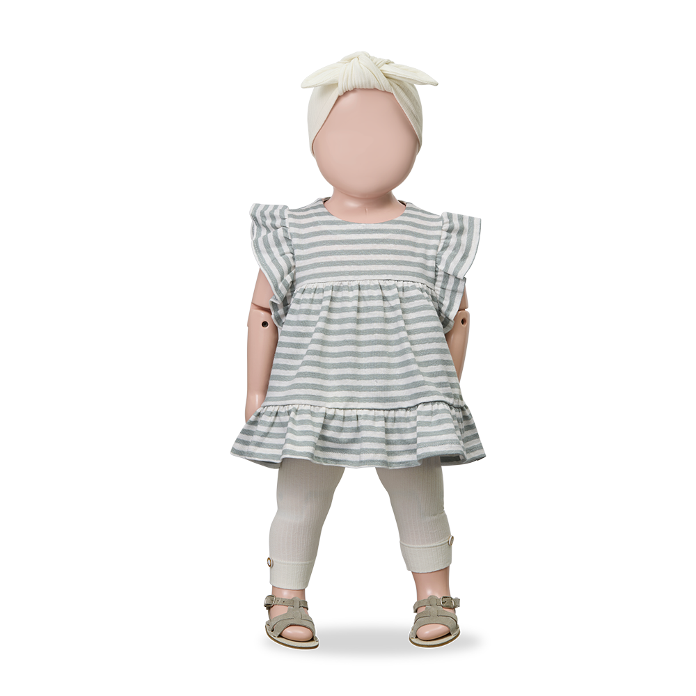 1+ in the family Ametlla off-white getragen von einer Puppe, Ansicht von vorne