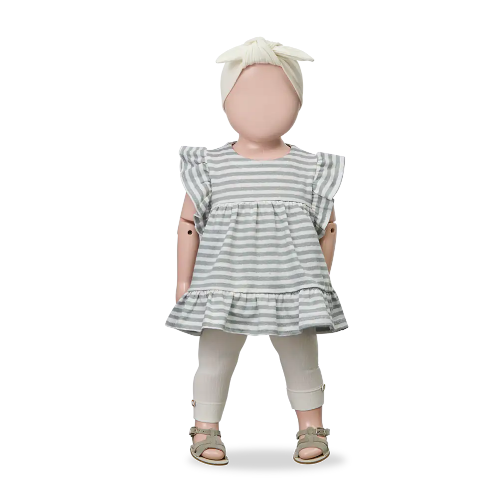 1+ in the family Ametlla off-white getragen von einer Puppe, Ansicht von vorne
