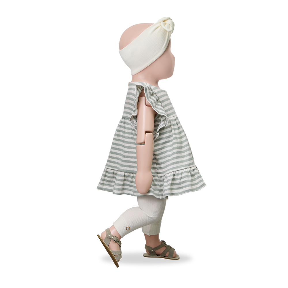 1+ in the family Ametlla off-white getragen von einer Puppe, Ansicht von der Seite