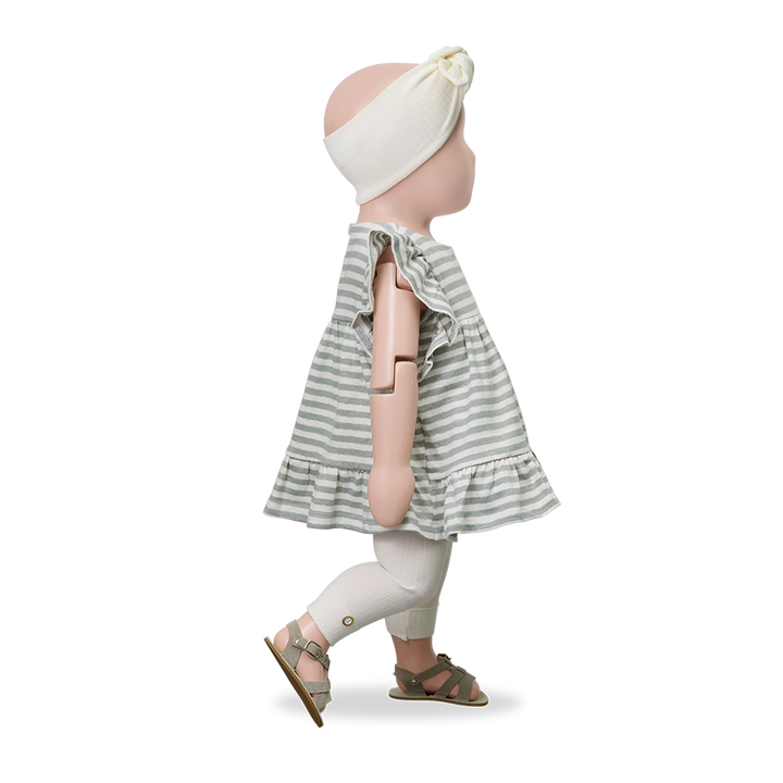 1+ in the family Ametlla off-white getragen von einer Puppe, Ansicht von der Seite