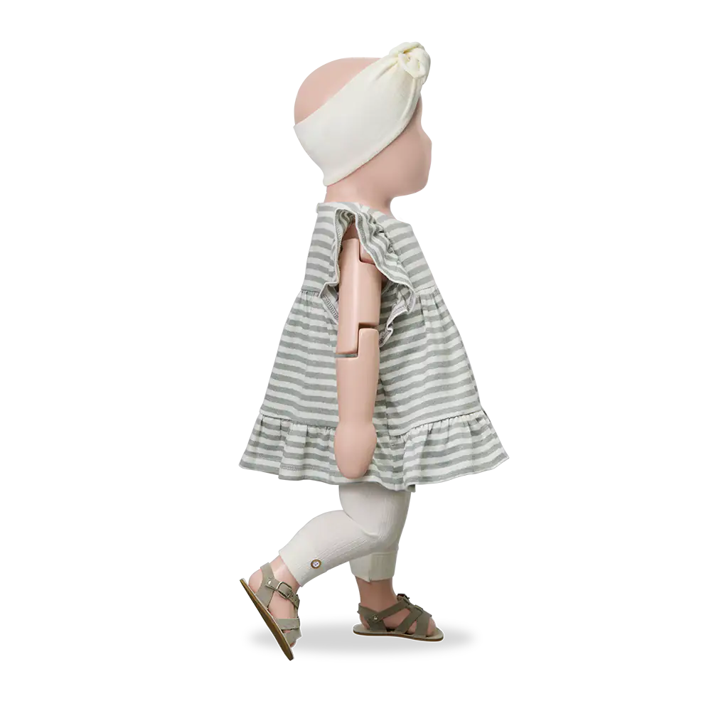 1+ in the family Ametlla off-white getragen von einer Puppe, Ansicht von der Seite