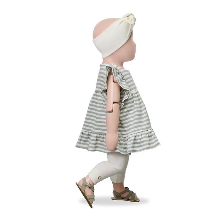 1+ in the family Ametlla off-white getragen von einer Puppe, Ansicht von der Seite