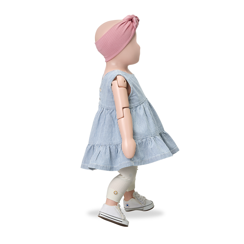 1+ in the family Ametlla strawberry getragen von einer Puppe, Ansicht von der Seite 