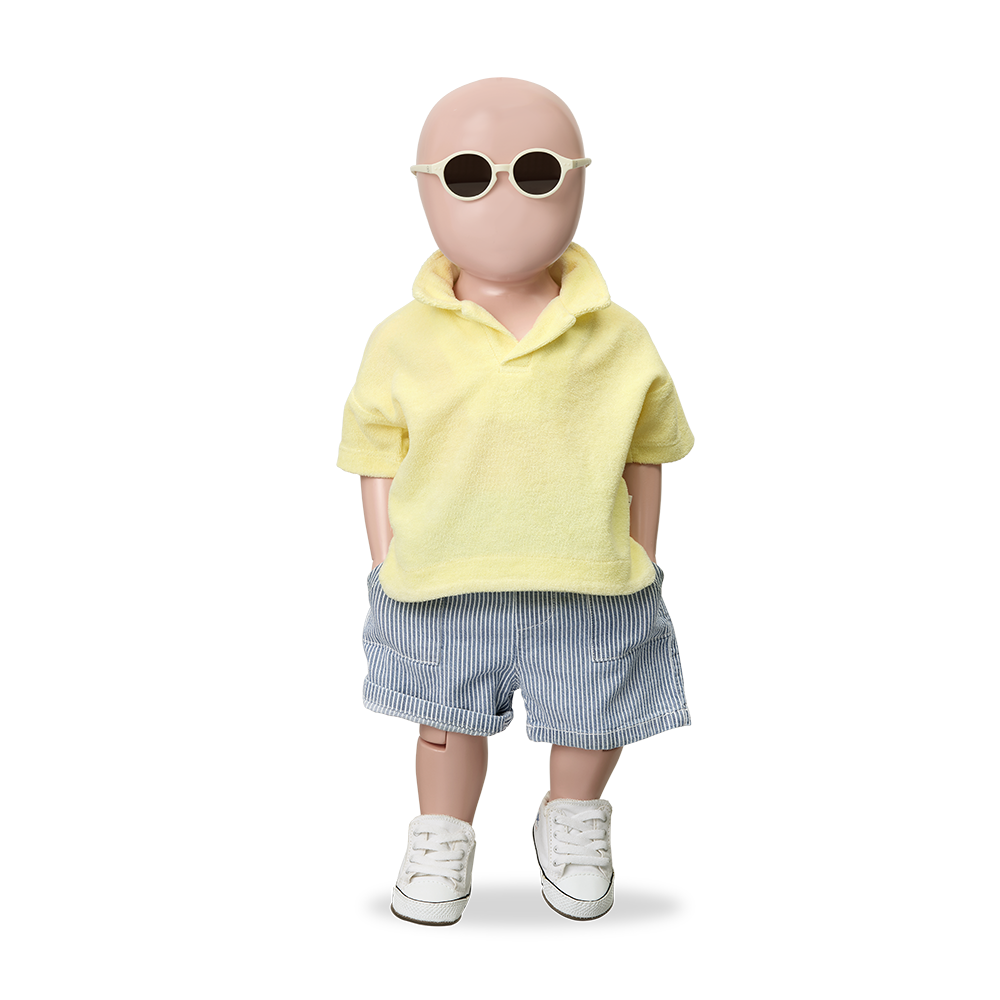 1+ in the family Andratx denim getragen von einer Puppe, Ansicht von vorne