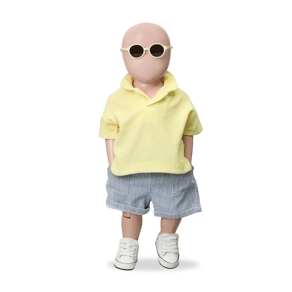 1+ in the family Andratx denim getragen von einer Puppe, Ansicht von vorne