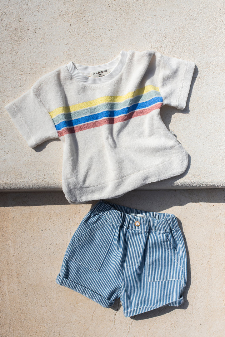 1+ in the family Andratx denim Produktbild, drapiert mit dem Frottee T-Shirt Alocs auf Steinboden