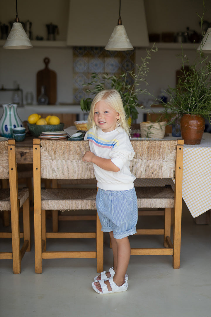 1+ in the family Andratx denim getragen von einem Kind kombiniert mit dem Sweatshirt Santanyi