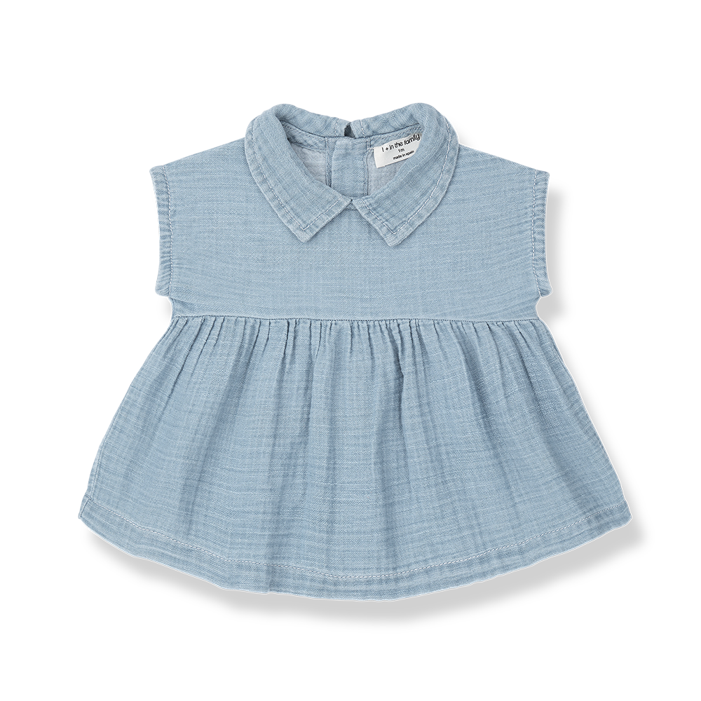 Blaues Musselin-Jeanskleid für Baby-Mädchen aus 100% Baumwolle mit Hemdkragen, überschnittenen Schultern, durchgehender Knopfleiste auf dem Rücken für leichtes An- und Ausziehen und in A-Linie geschnitten, Produktbild Ansicht von vorne