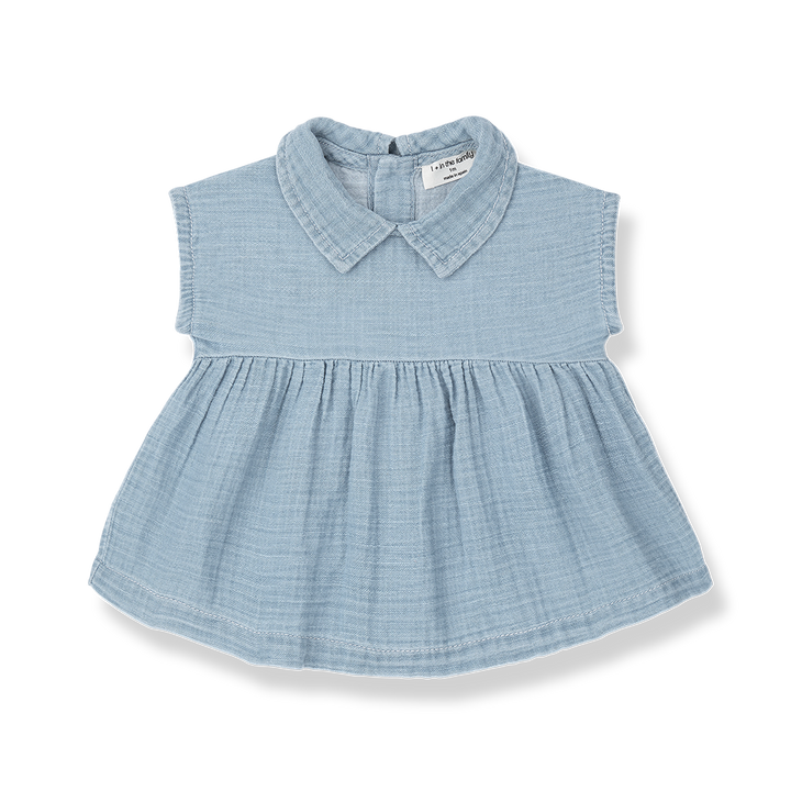 Blaues Musselin-Jeanskleid für Baby-Mädchen aus 100% Baumwolle mit Hemdkragen, überschnittenen Schultern, durchgehender Knopfleiste auf dem Rücken für leichtes An- und Ausziehen und in A-Linie geschnitten, Produktbild Ansicht von vorne