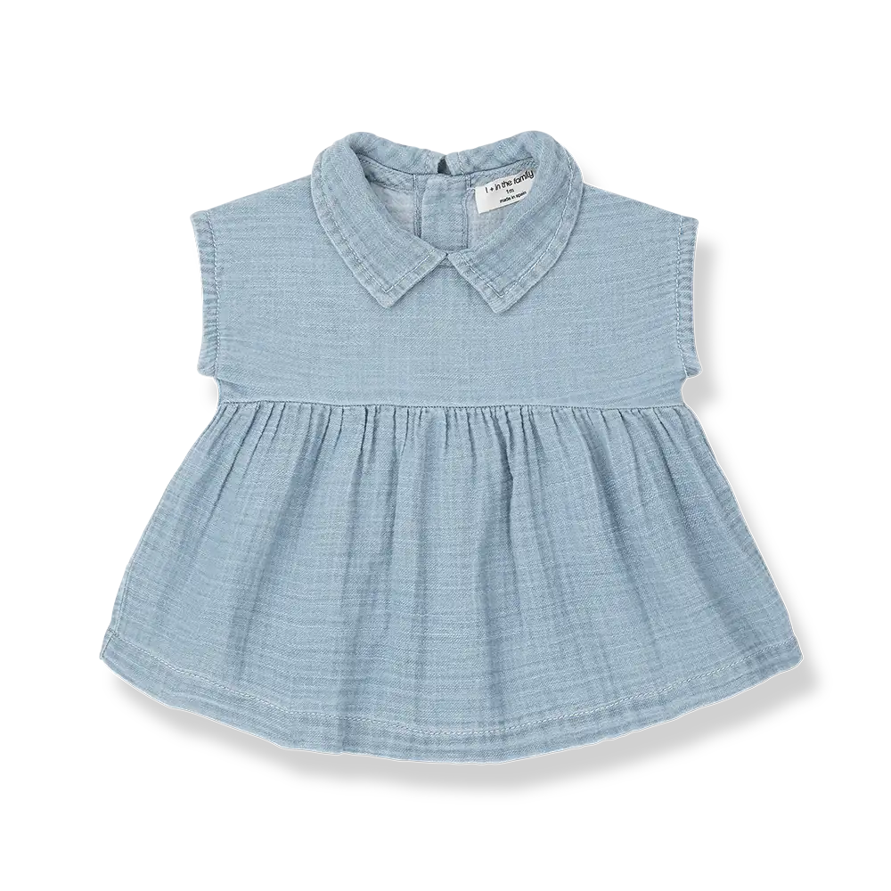 Blaues Musselin-Jeanskleid für Baby-Mädchen aus 100% Baumwolle mit Hemdkragen, überschnittenen Schultern, durchgehender Knopfleiste auf dem Rücken für leichtes An- und Ausziehen und in A-Linie geschnitten, Produktbild Ansicht von vorne