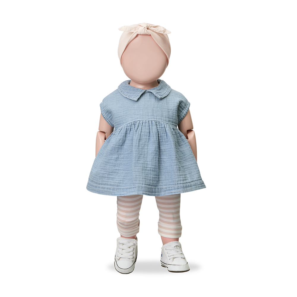 1+ in the family Arcadia denim angezogen von einer Puppe, Ansicht von vorne