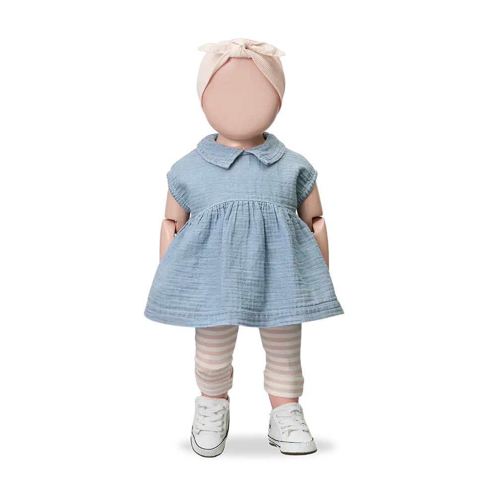 1+ in the family Arcadia denim angezogen von einer Puppe, Ansicht von vorne