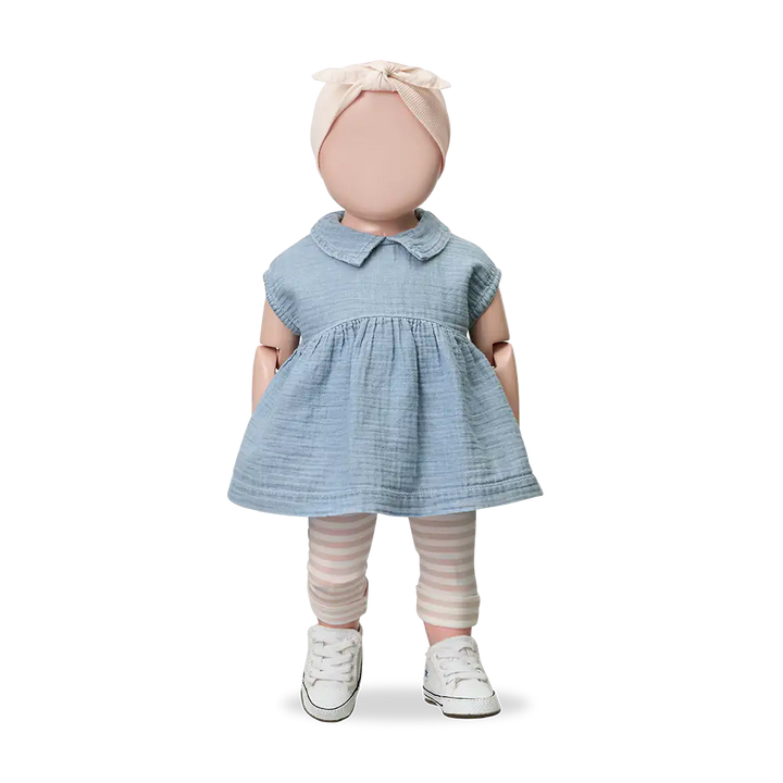 1+ in the family Arcadia denim angezogen von einer Puppe, Ansicht von vorne