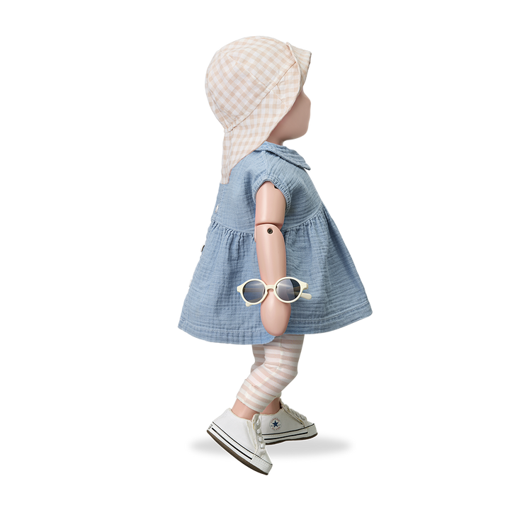 1+ in the family Arcadia denim  angezogen von einer Puppe, Ansicht von der Seite 