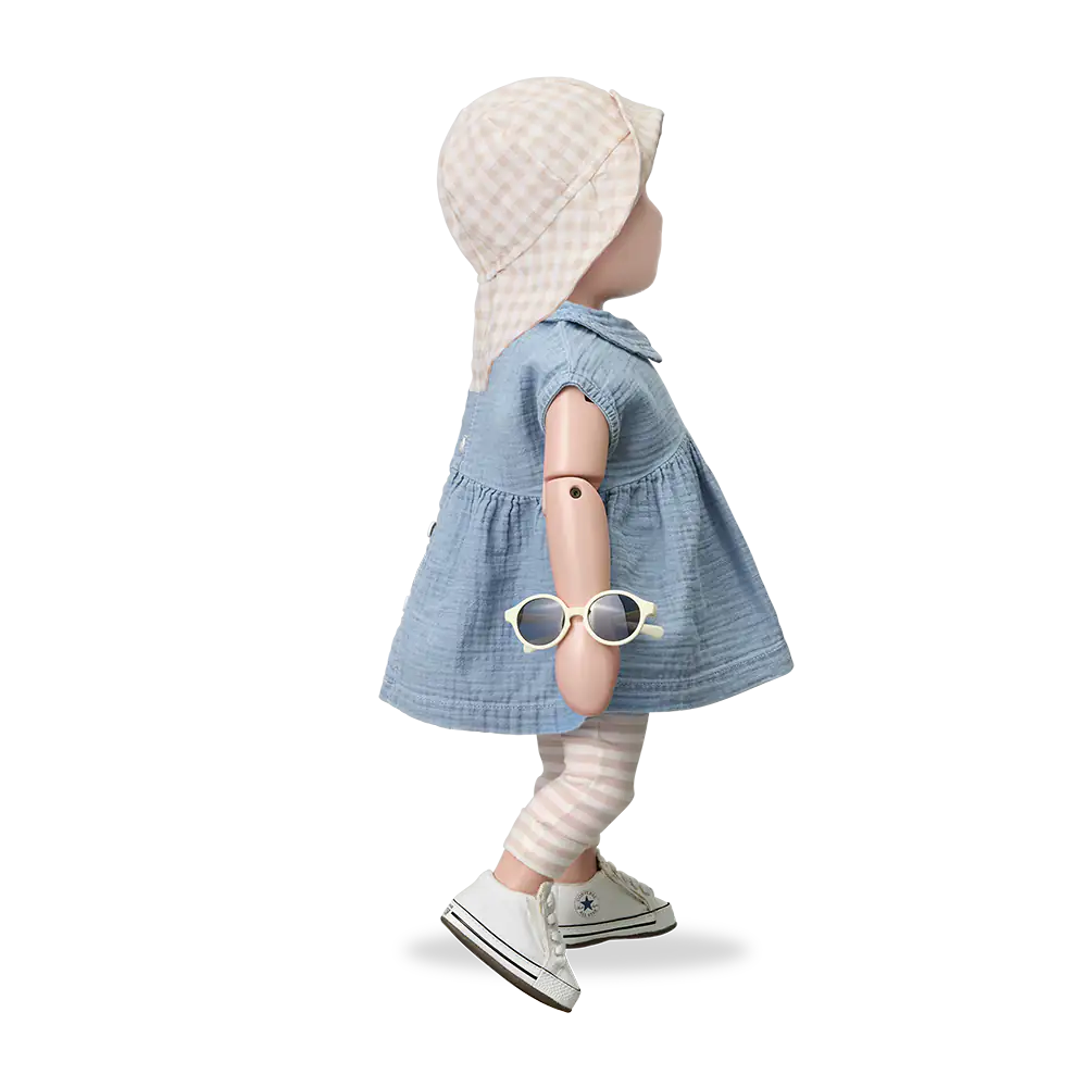 1+ in the family Arcadia denim  angezogen von einer Puppe, Ansicht von der Seite 