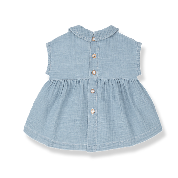 1+ in the family Arcadia denim  Produktbild, Ansicht von hinten, Blick auf durchgehende Knopfleiste auf dem Rücken 