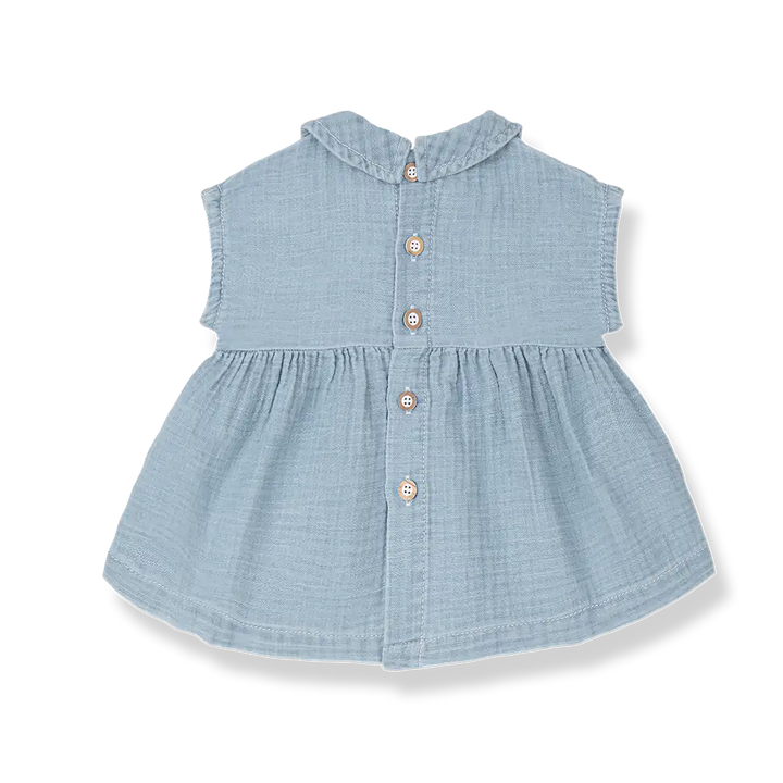 1+ in the family Arcadia denim  Produktbild, Ansicht von hinten, Blick auf durchgehende Knopfleiste auf dem Rücken 