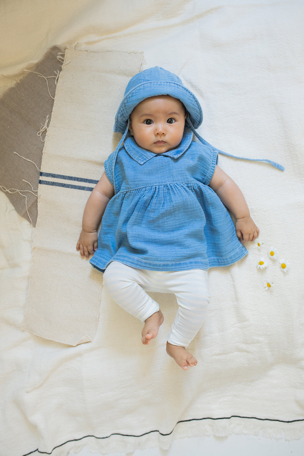 1+ in the family Arcadia denim  getragen von einem Baby, Ganzkörperaufnahme, Blick von vorne oben