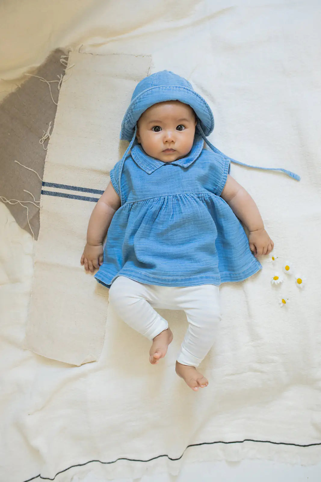 1+ in the family Arcadia denim  getragen von einem Baby, Ganzkörperaufnahme, Blick von vorne oben