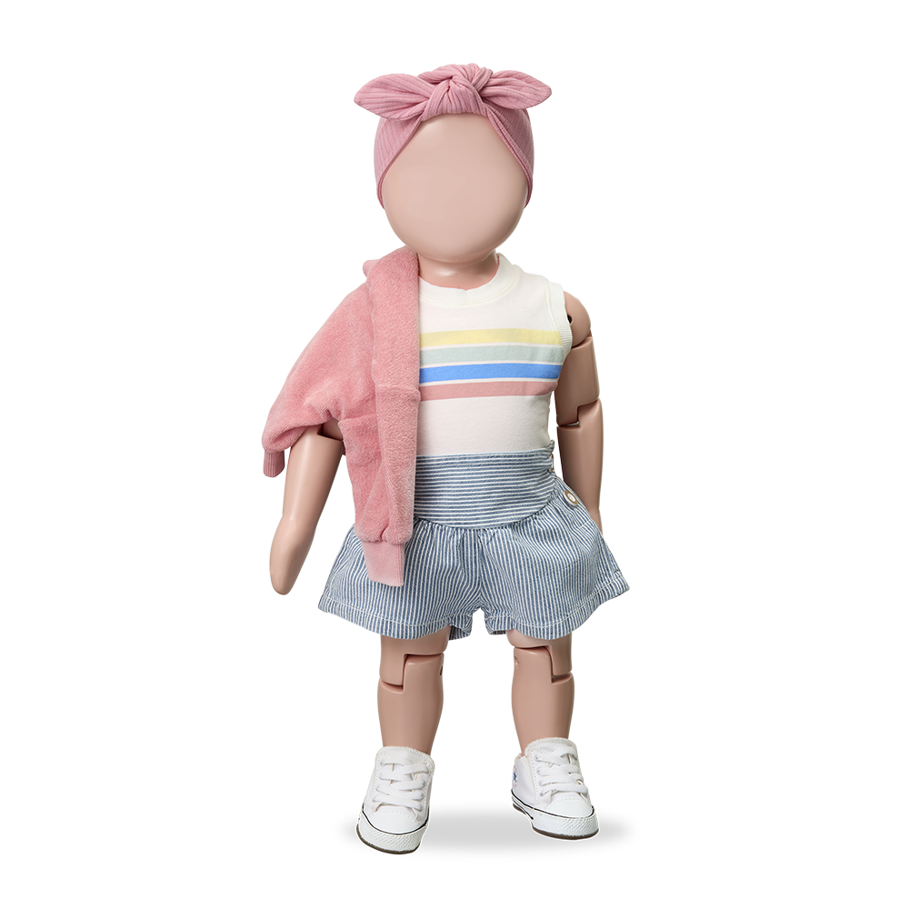 1+ in the family Deia denim getragen von einer Puppe, Ansicht von vorne