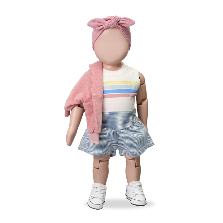 1+ in the family Deia denim getragen von einer Puppe, Ansicht von vorne