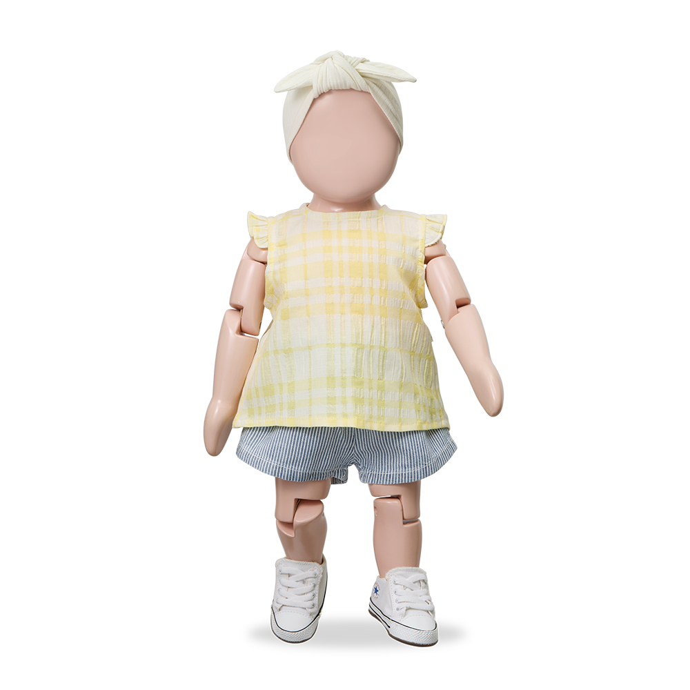 1+ in the family Ferrosa lemon getragen von einer Puppe, kombinert mit der Shorts Deia, Ansicht von vorne