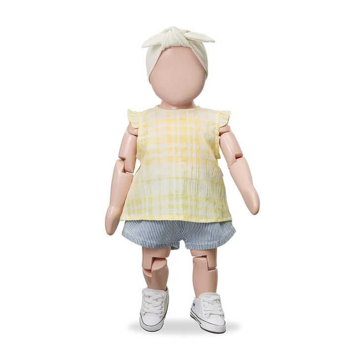 1+ in the family Ferrosa lemon getragen von einer Puppe, kombinert mit der Shorts Deia, Ansicht von vorne