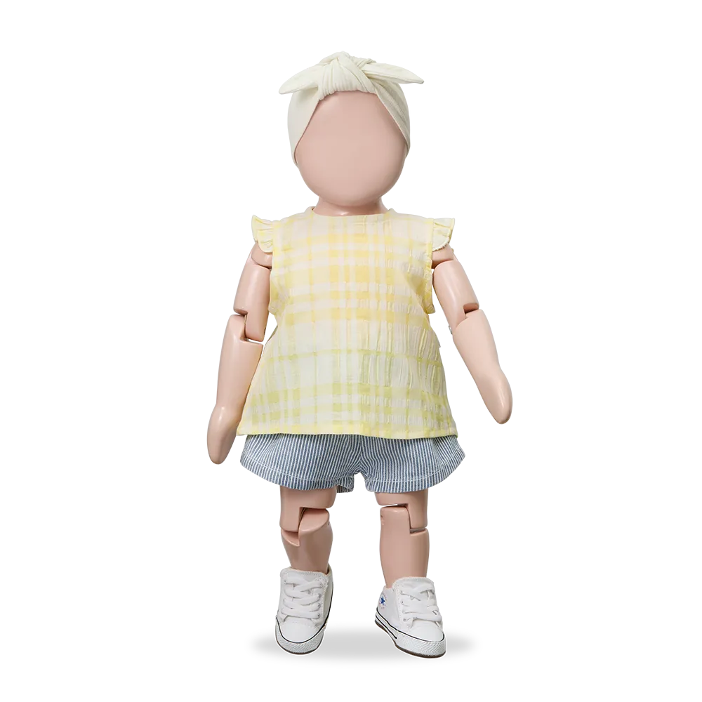 1+ in the family Ferrosa lemon getragen von einer Puppe, kombinert mit der Shorts Deia, Ansicht von vorne