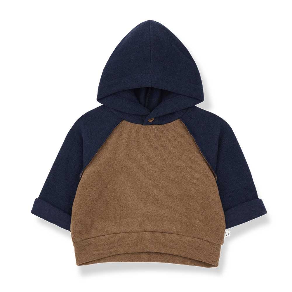 Hoodie für Babys und Kinder aus Baumwoll-Fleece in kastanienbraun mit dunkelblauen Ärmeln und Kapuze