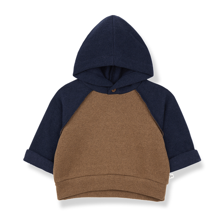 Hoodie für Babys und Kinder aus Baumwoll-Fleece in kastanienbraun mit dunkelblauen Ärmeln und Kapuze
