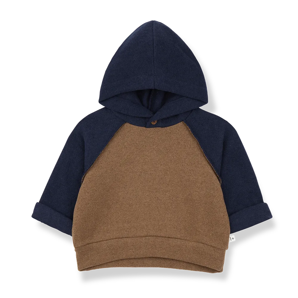 Hoodie für Babys und Kinder aus Baumwoll-Fleece in kastanienbraun mit dunkelblauen Ärmeln und Kapuze