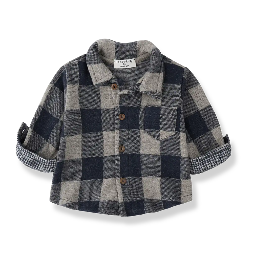 Grau Blau kariertes Hemd aus Baumwoll-Fleece für Babys und Kleinkinder mit durchgehender Knopfleiste und kleiner Brusttasche auf der linken Seite. Produktbild, Ansicht von vorne.