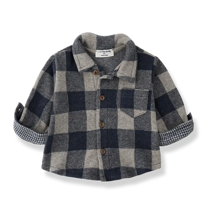 Grau Blau kariertes Hemd aus Baumwoll-Fleece für Babys und Kleinkinder mit durchgehender Knopfleiste und kleiner Brusttasche auf der linken Seite. Produktbild, Ansicht von vorne.