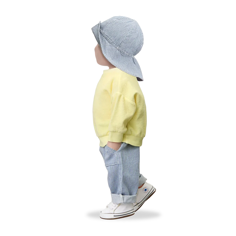 1+ in the family Inca denim getragen von einer Puppe, Ansicht von der Seite