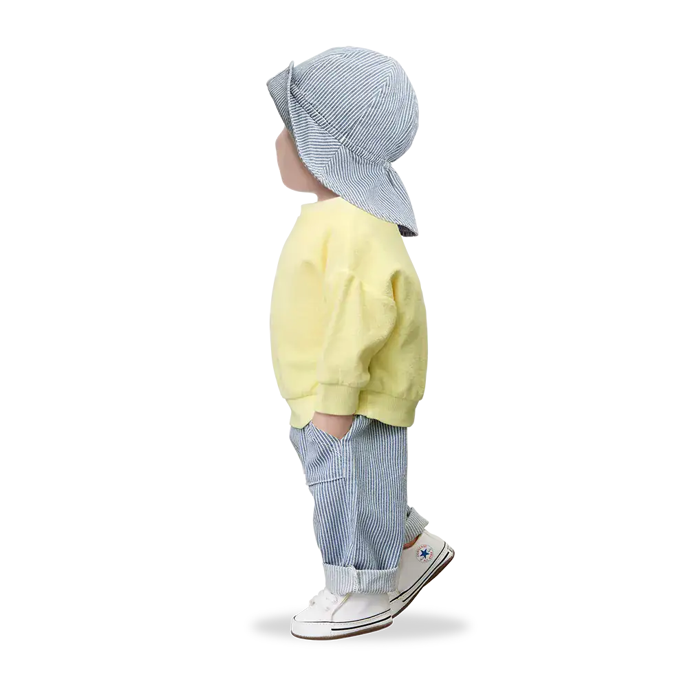 1+ in the family Inca denim getragen von einer Puppe, Ansicht von der Seite