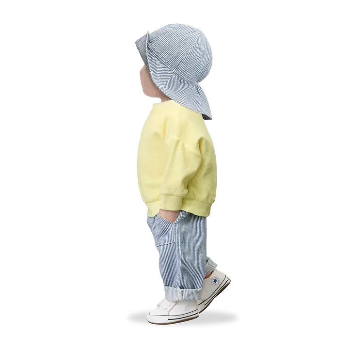 1+ in the family Inca denim getragen von einer Puppe, Ansicht von der Seite