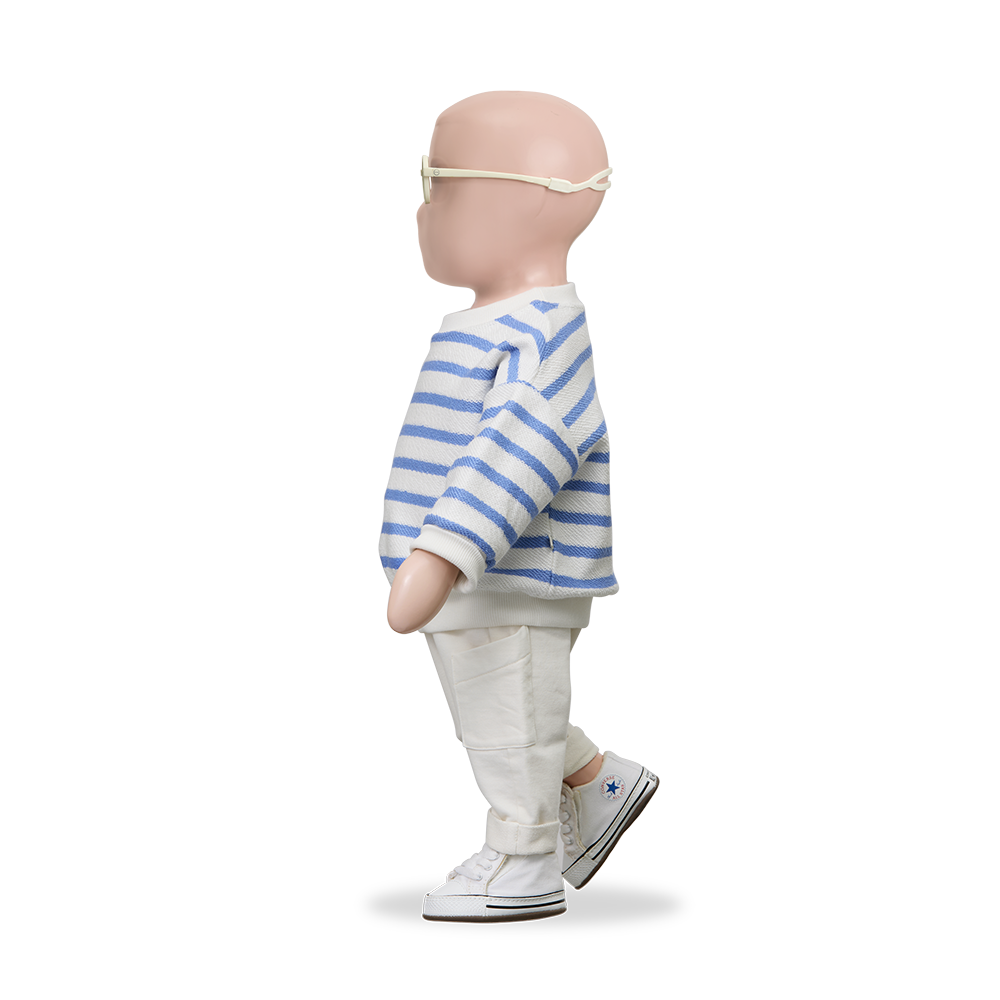 1+ in the family Marroig ultramarine getragen von einer Puppe, Ansicht von der Seite 