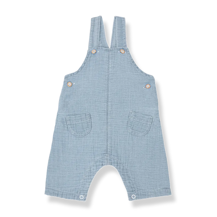 blaue Musselin-Jeanslatzhose für Babys aus 100% Baumwolle mit zwei klassischen Hosenträgern, Knopfverschluss an der Seite und im Windelbereich und mit zwei kleinen aufgesetzten Taschen, Produktbild, Ansicht von vorne