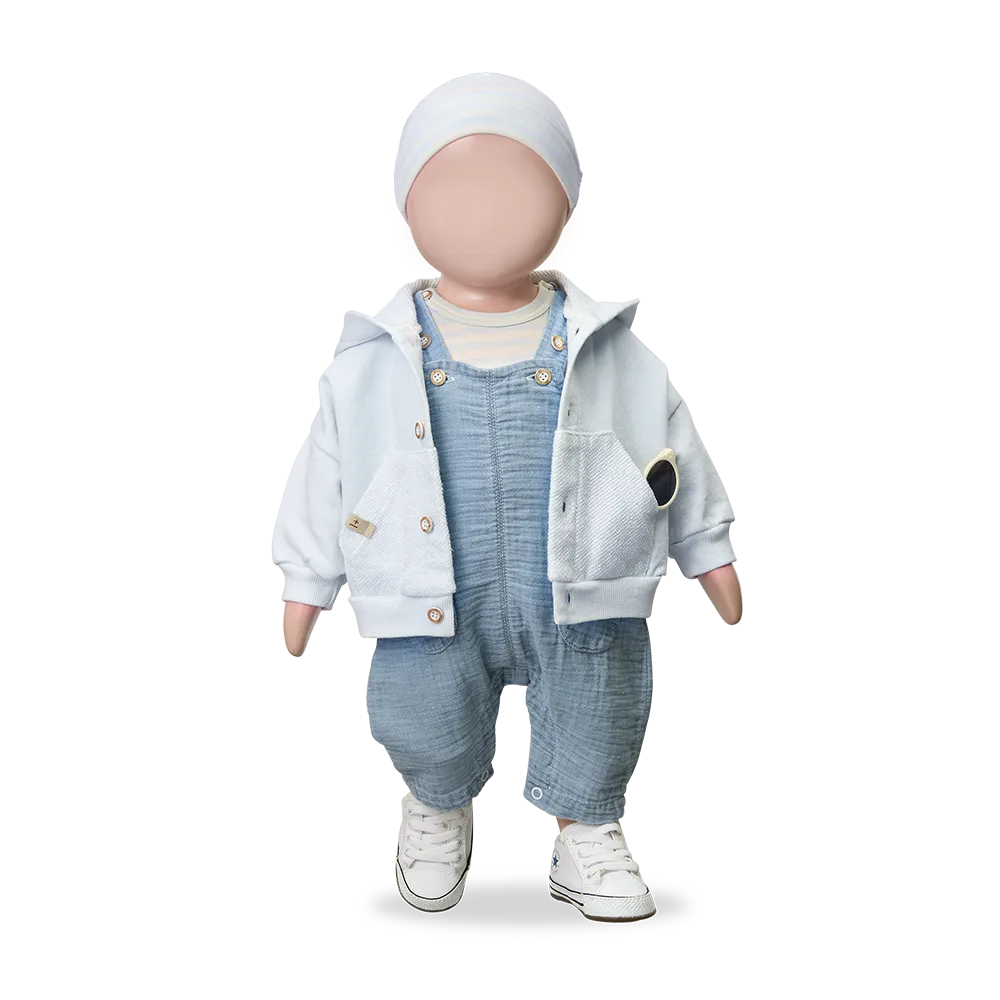 1+ in the family Pilo denim getragen von einer Puppe, Ansicht von vorne 