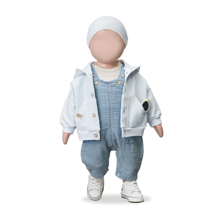 1+ in the family Pilo denim getragen von einer Puppe, Ansicht von vorne 