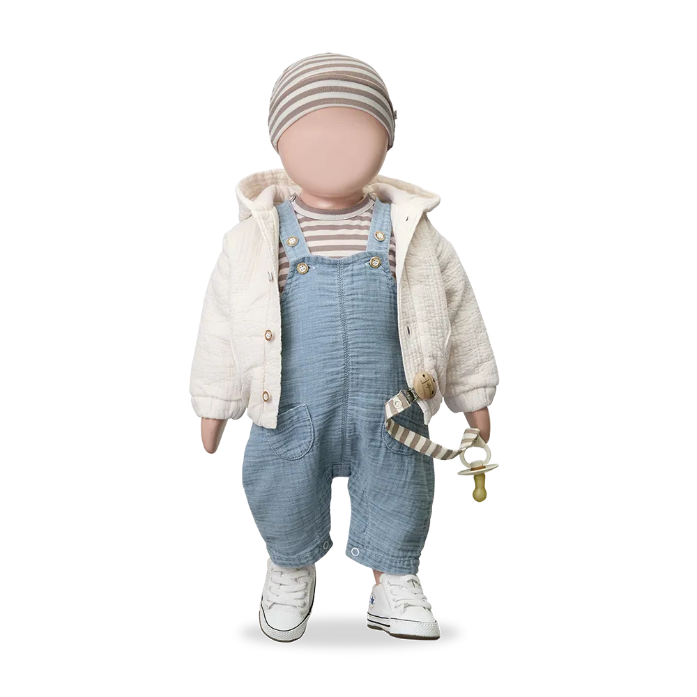 1+ in the family Pilo denim getragen von einer Puppe, Ansicht von vorne