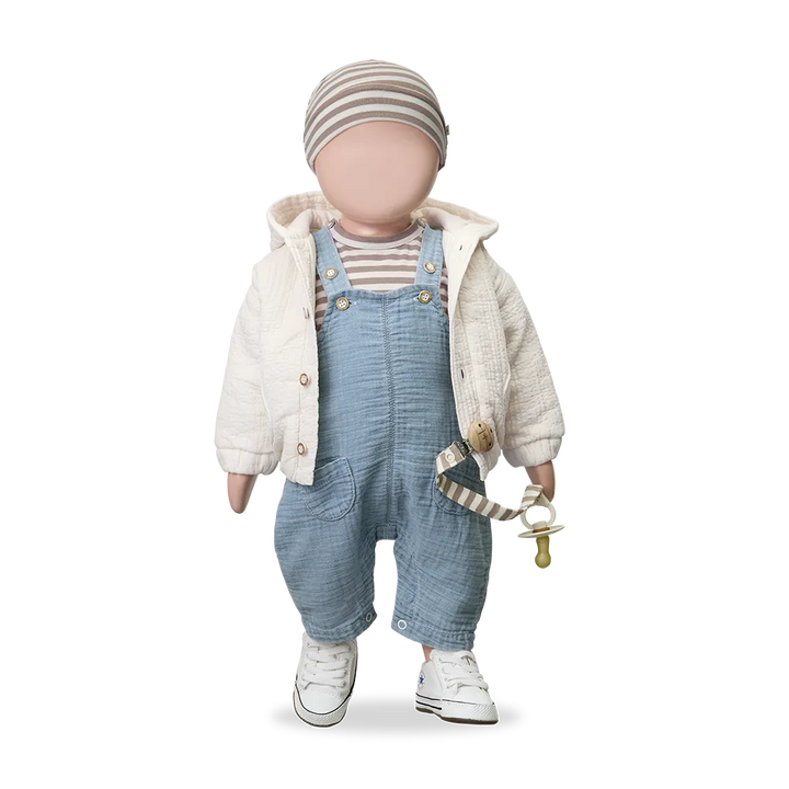 1+ in the family Pilo denim getragen von einer Puppe, Ansicht von vorne