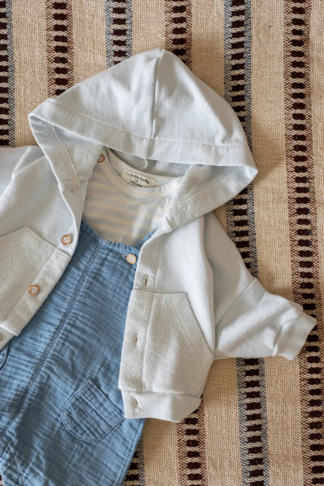 1+ in the family Pilo denim Produktbild, drapiert mit Sweatjacke, Blick von oben 