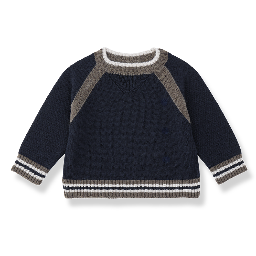 Dunkelblauer Pullover aus Merino-Wolle und Polyacryl für Babys und Kleinkinder mit Raglanärmeln und braun weiß blau gestreiften, gerippten Bündchen an den Armen und am Saum. Produktbild, Ansicht von vorne. 