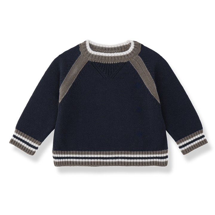 Dunkelblauer Pullover aus Merino-Wolle und Polyacryl für Babys und Kleinkinder mit Raglanärmeln und braun weiß blau gestreiften, gerippten Bündchen an den Armen und am Saum. Produktbild, Ansicht von vorne. 