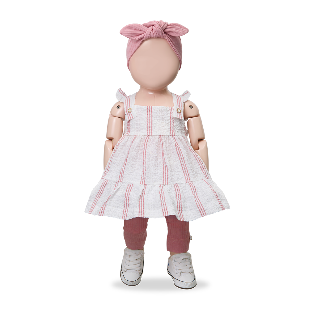 1+ in the family Sina strawberry und Ametlla strawberry getragen von einer Puppe, Ansicht von vorne