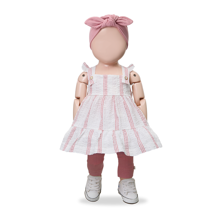 1+ in the family Sina strawberry und Ametlla strawberry getragen von einer Puppe, Ansicht von vorne