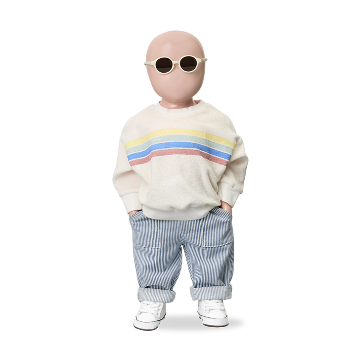 1+ in the family Sineu denim getragen von einer Puppe in Kombination mit dem Sweatshirt Santanyi, Ansicht von vorne